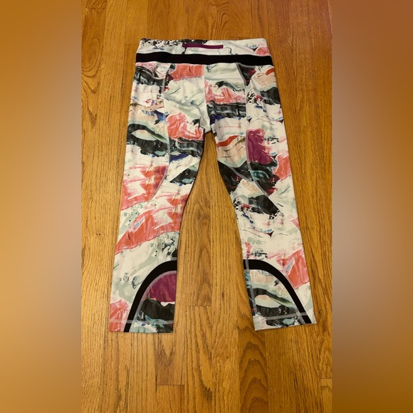 Lululemon Run: Inspire Crop II *All Full-On Luxtreme
Pigment Wave Multi / Black - Picture 13 of 15